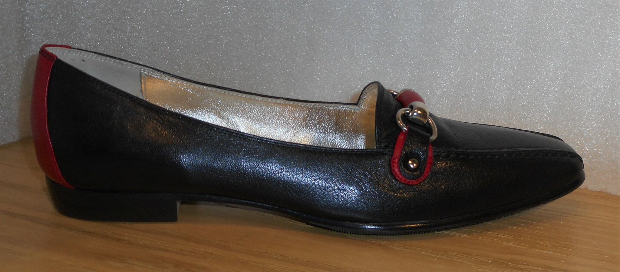 Marinblå loafer med röda detaljer - från italienska Mara Bini
