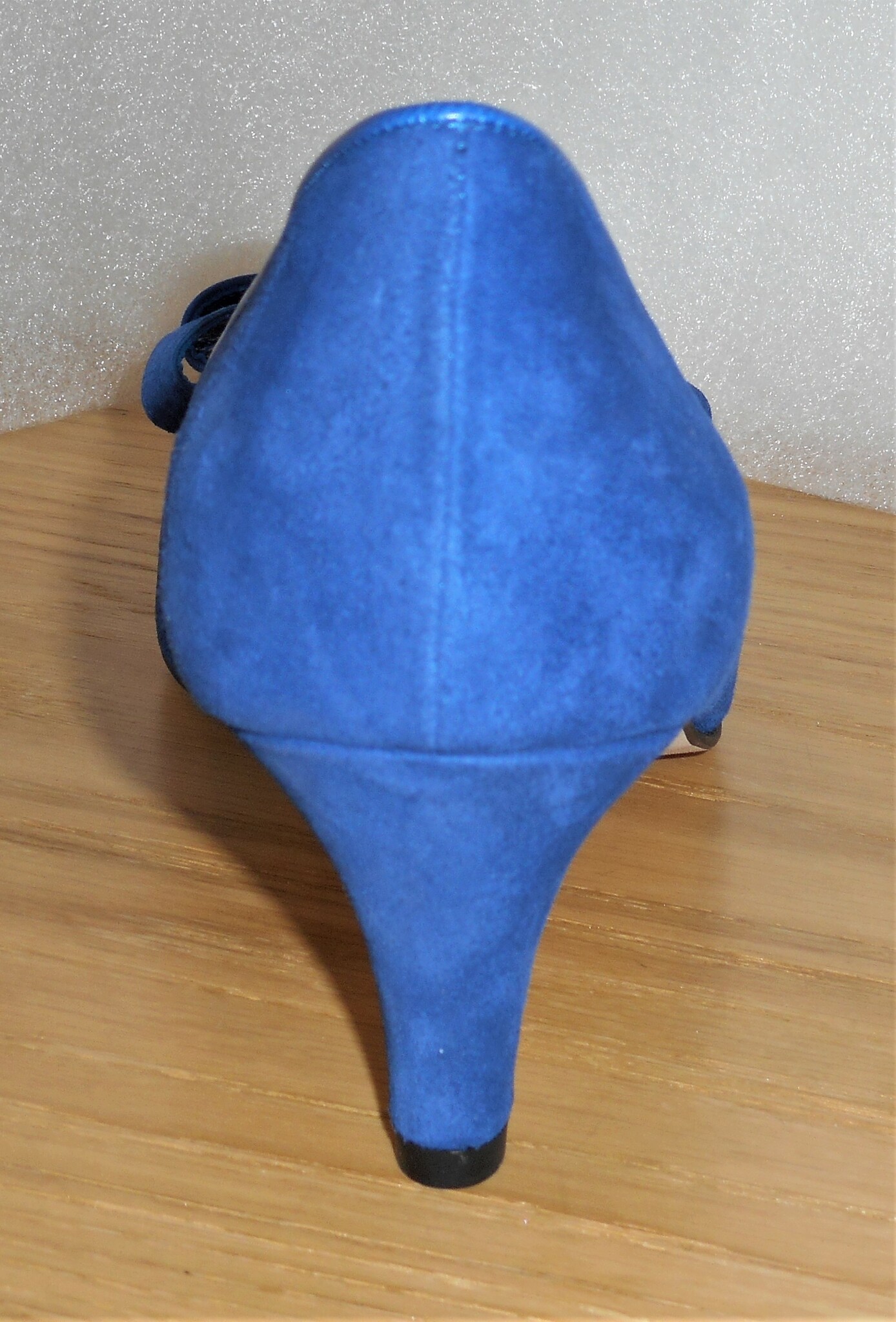 Klarblå mockapumps med rosett - Amante