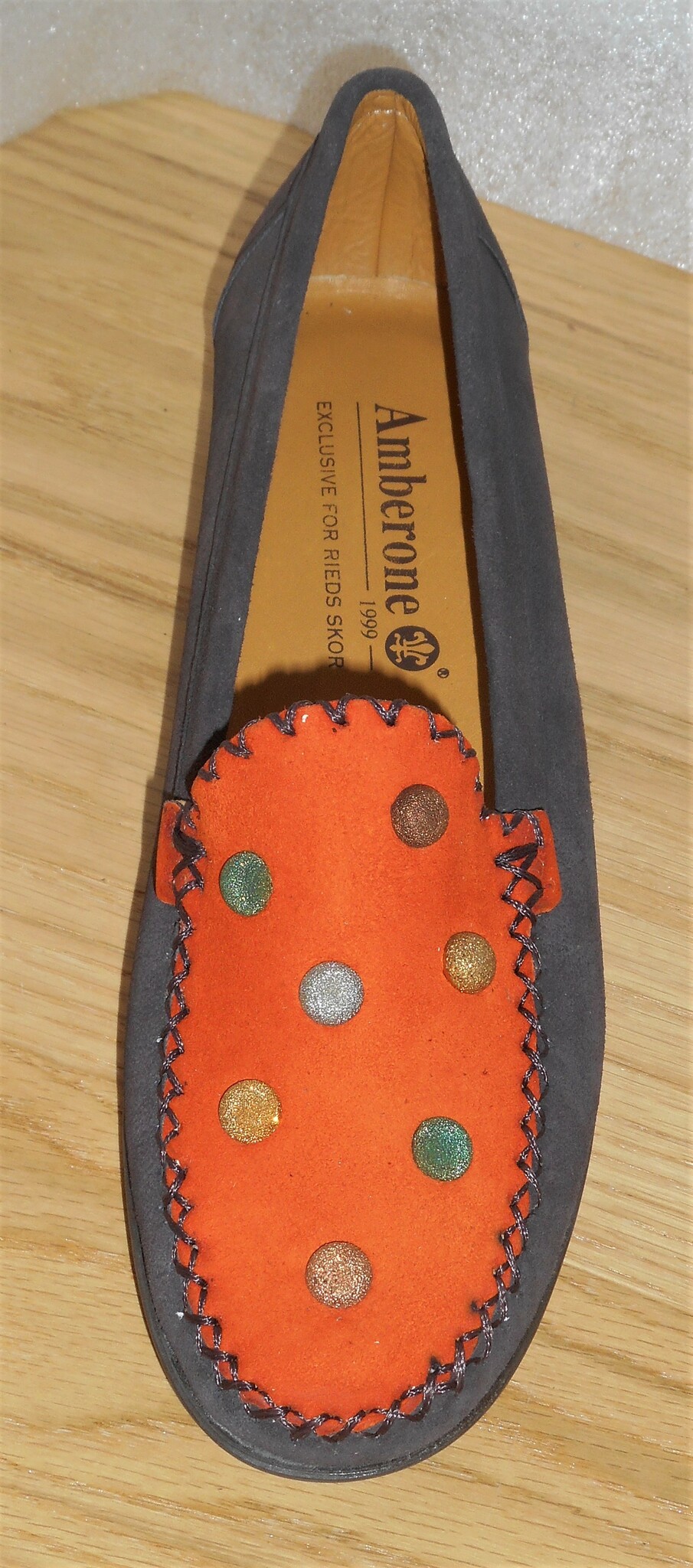 Brun/orange mockasin med glittiga prickar - från Amberone