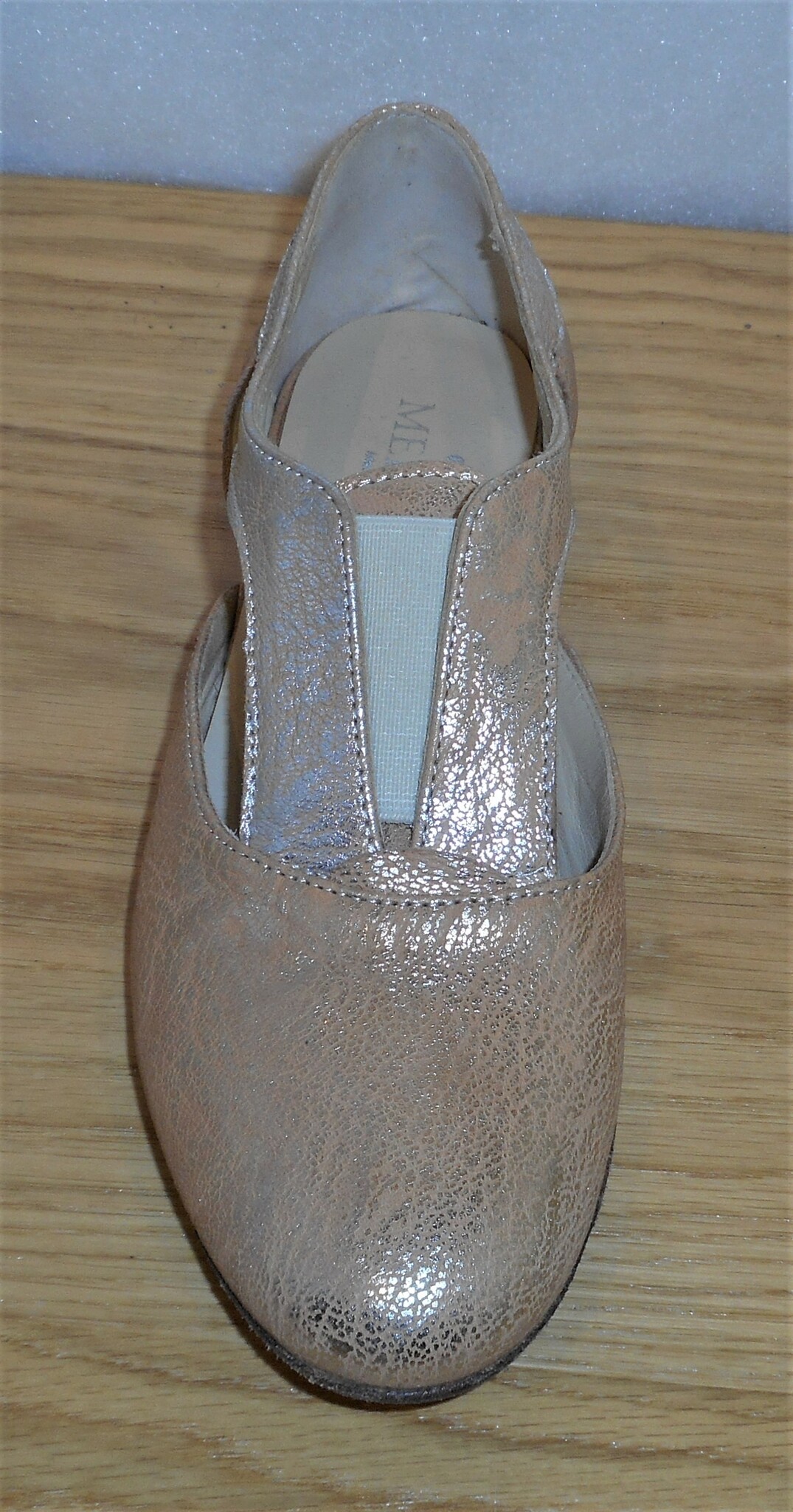 Guldbeige sko med öppningar i sidan - Fabrikat Merygen