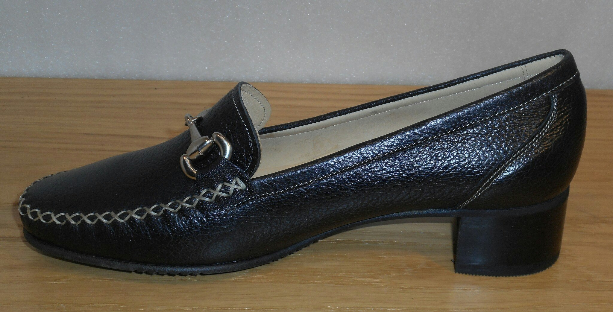 Svart loafer med silverbetsel och naturfärgade dekorsömmar - Amberone
