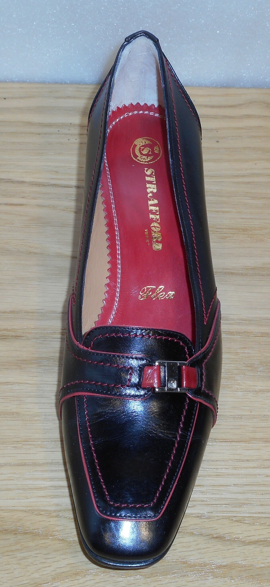 Svart loafer på klack, med röda detaljer - Strafford