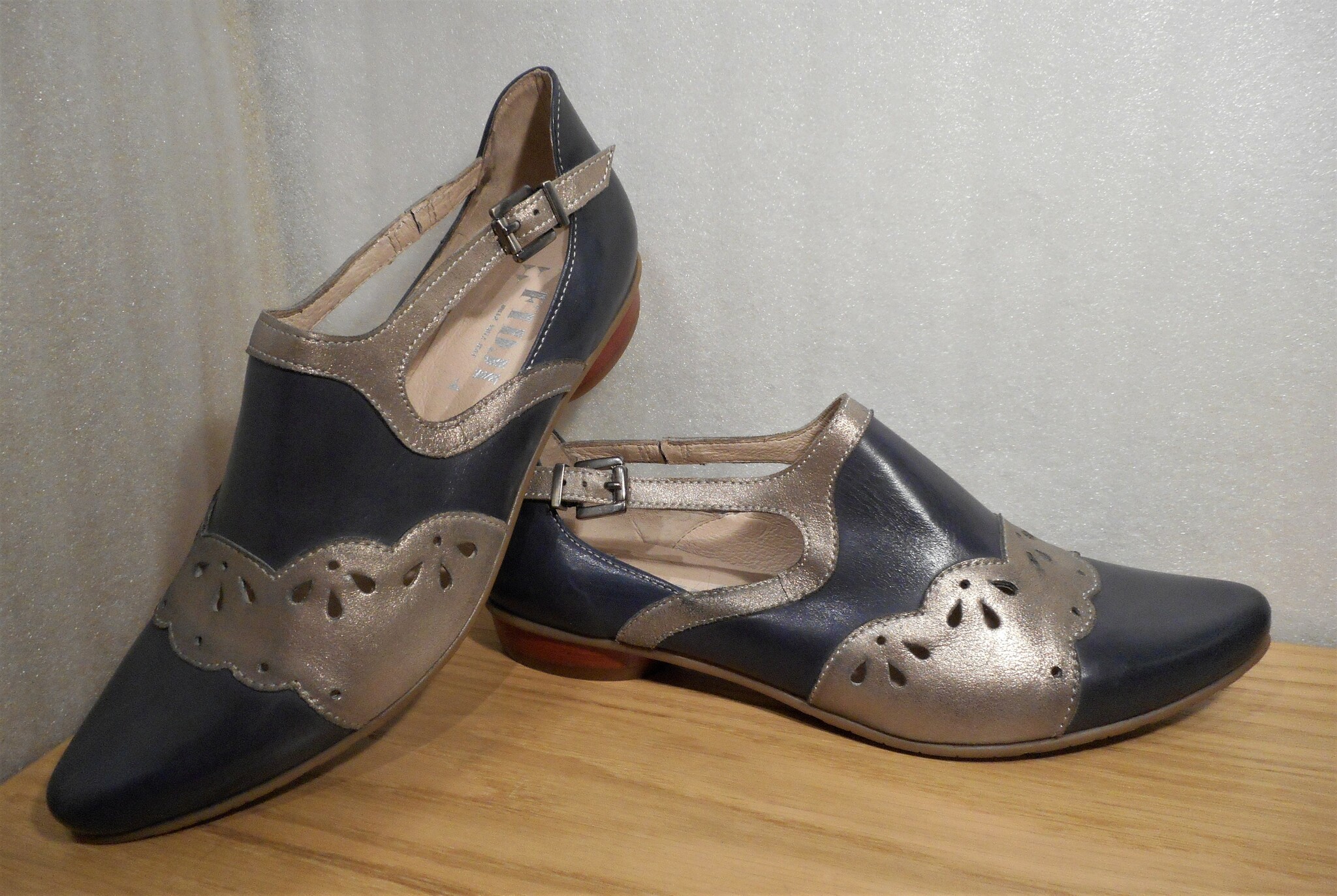 Blå/silver sko med hålmönster - fabrikat Fidji