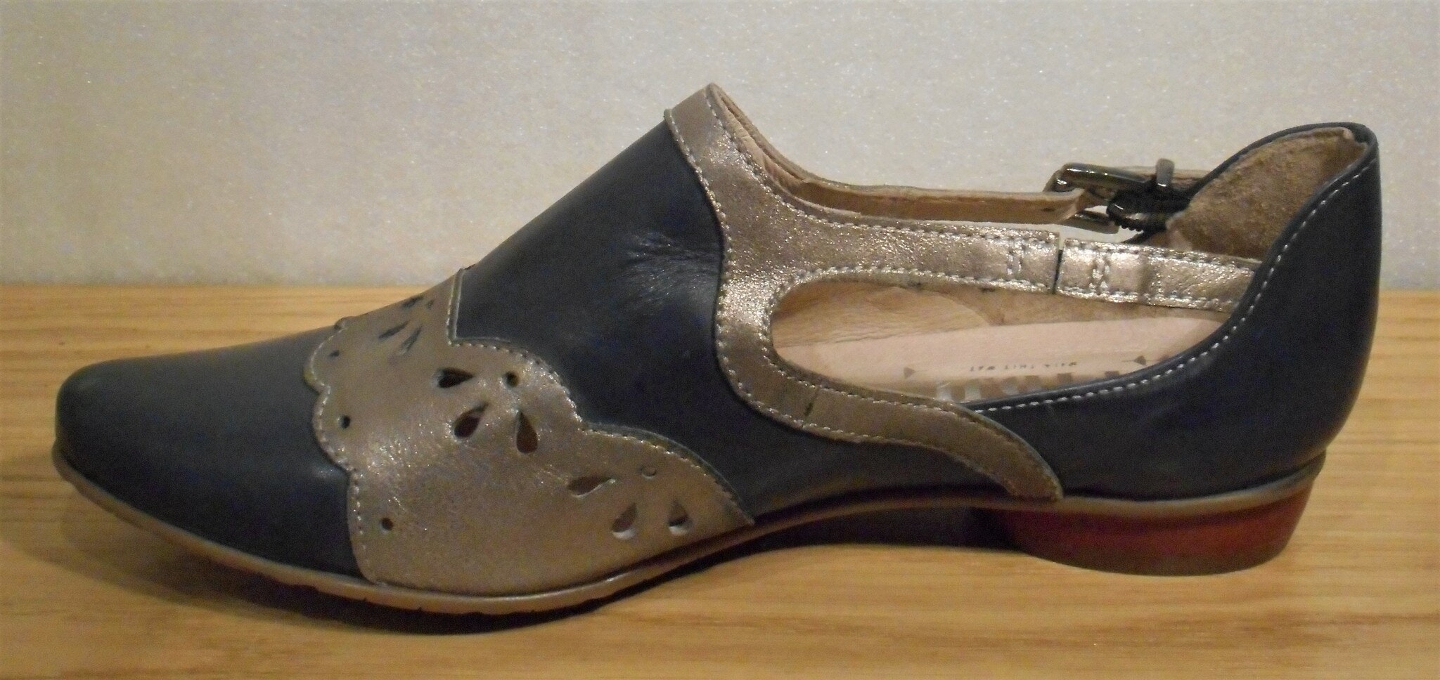 Blå/silver sko med hålmönster - fabrikat Fidji