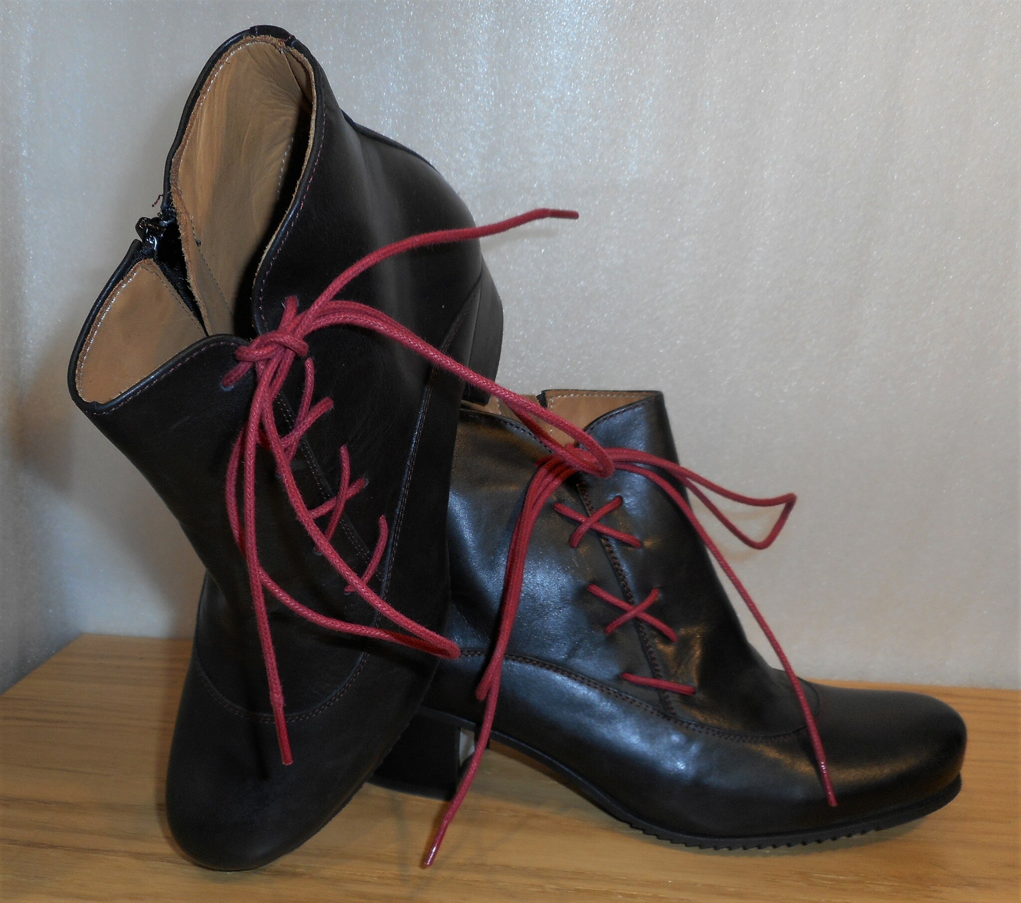 Svart boots med röd dekorsnörning på utsidan - Amberone