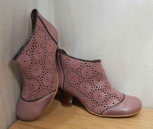 Gammelrosa boots med spetsmönster - fabrikat Vintro