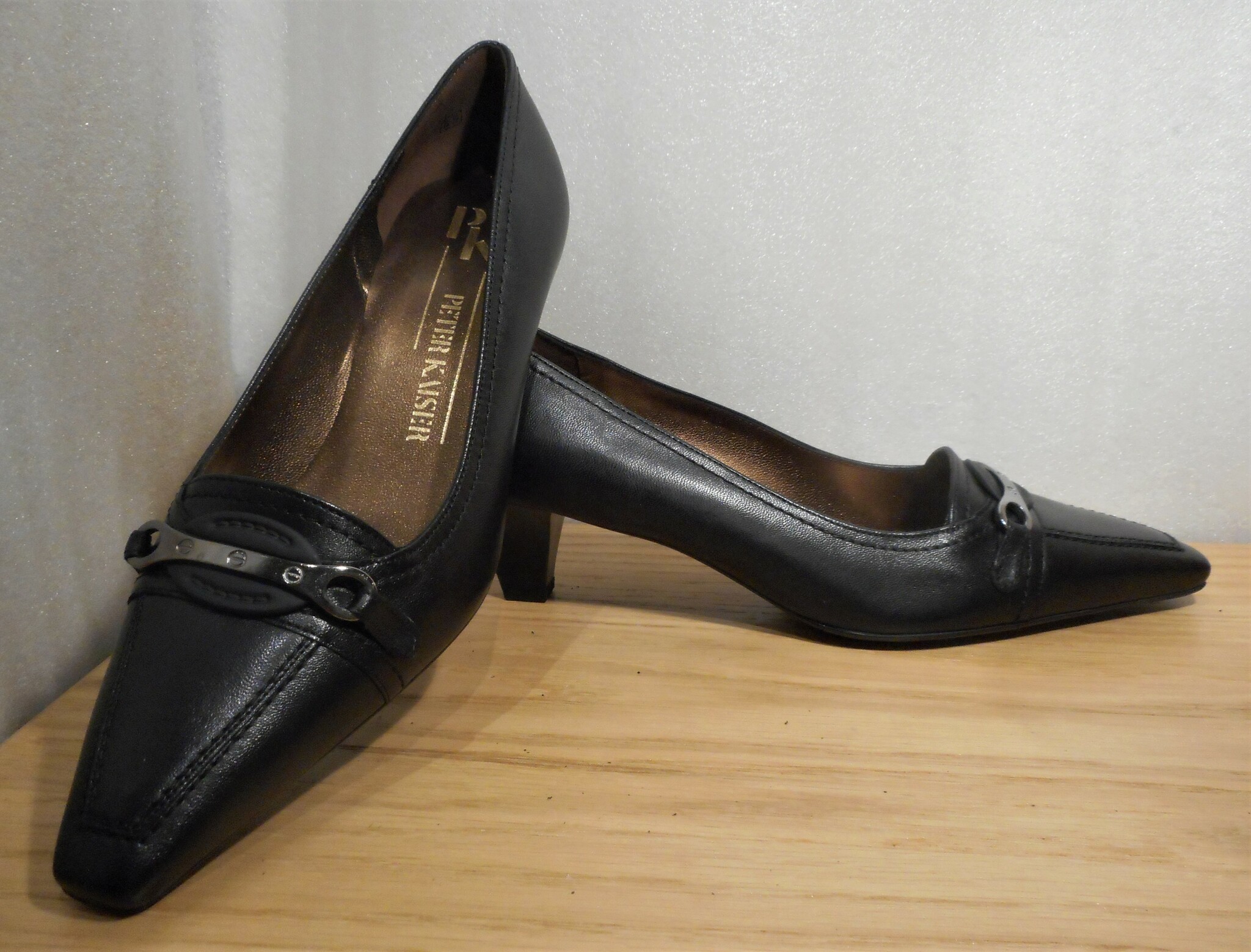 Svart loafer på klack, med liten silverlänk - fabrikat Peter Kaiser