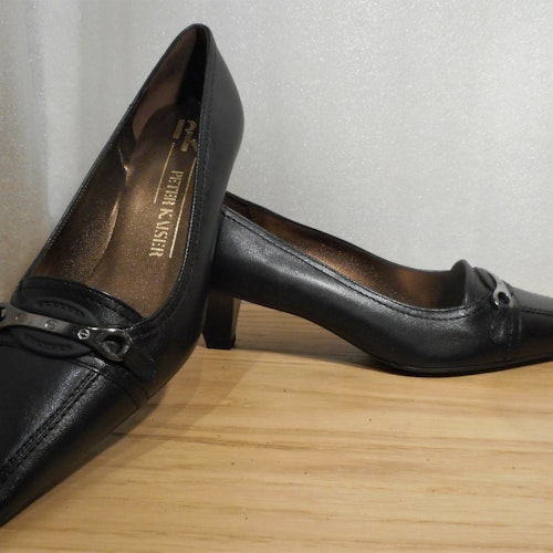Svart loafer på klack, med liten silverlänk - fabrikat Peter Kaiser