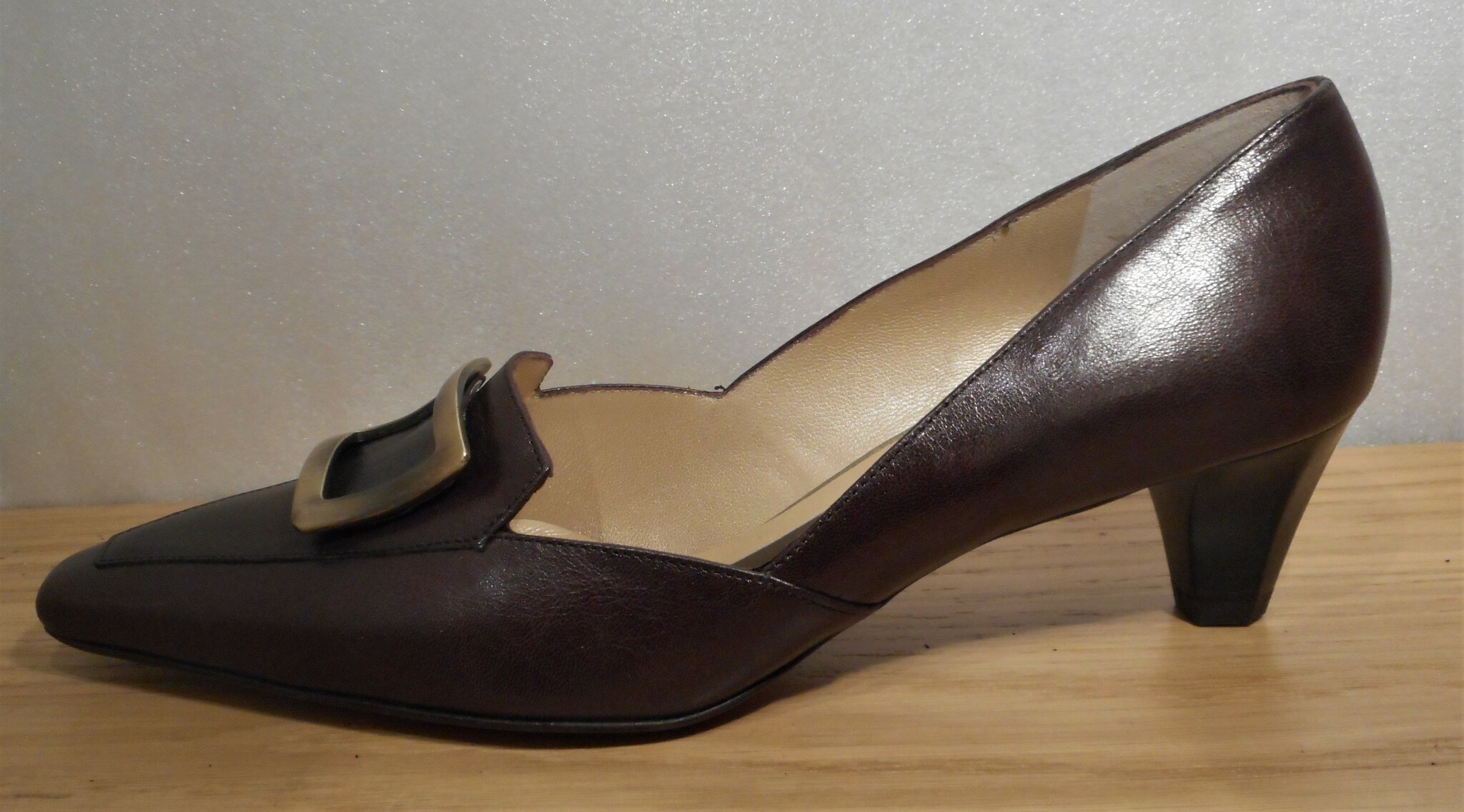 Mörkbrun loafer på klack med bronsfärgat spänne - Peter Kaiser