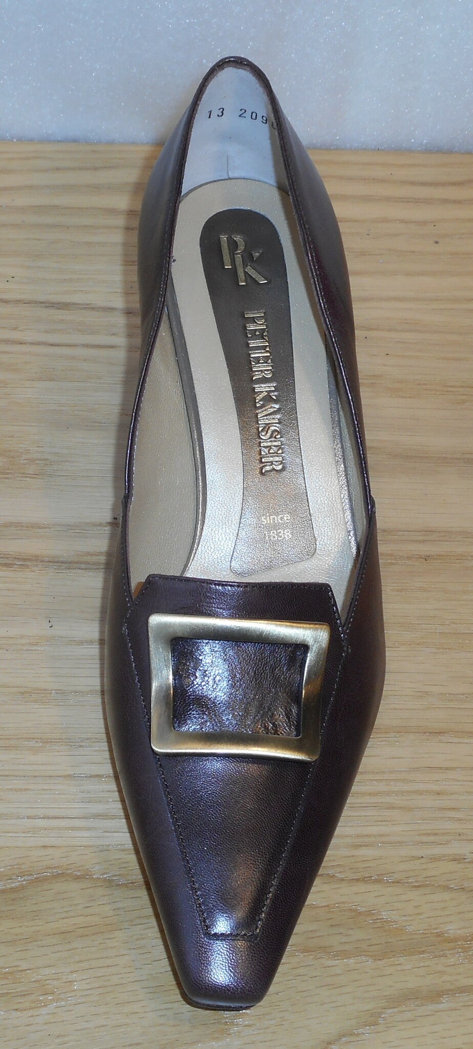 Mörkbrun loafer på klack med bronsfärgat spänne - Peter Kaiser