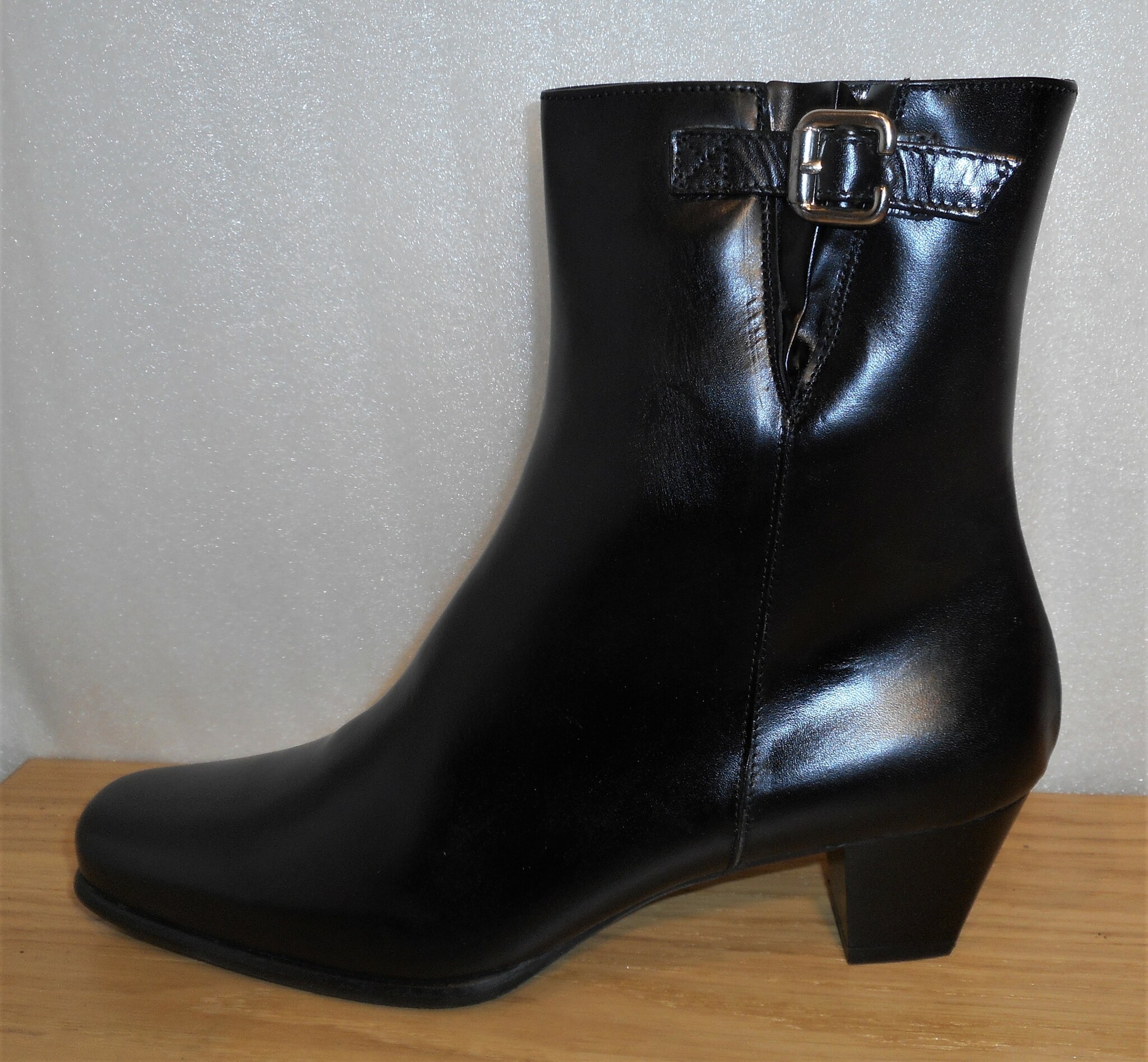 Svart boots med litet silverspänne - fabrikat Amberone