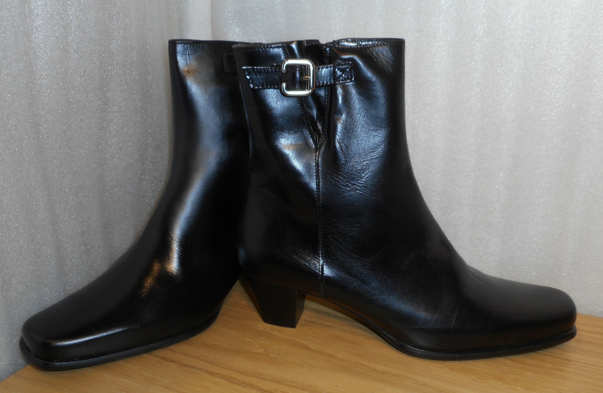 Svart boots med litet silverspänne - fabrikat Amberone