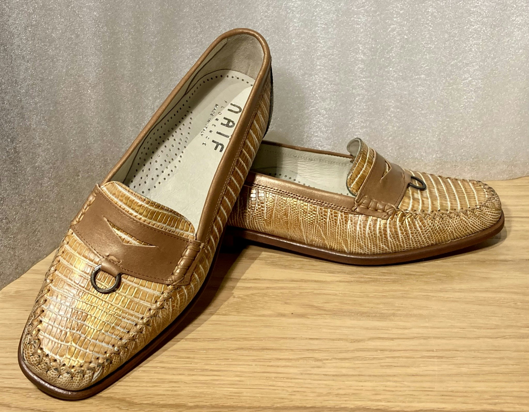 Brun reptilmönstrad loafer från italienska NAïF
