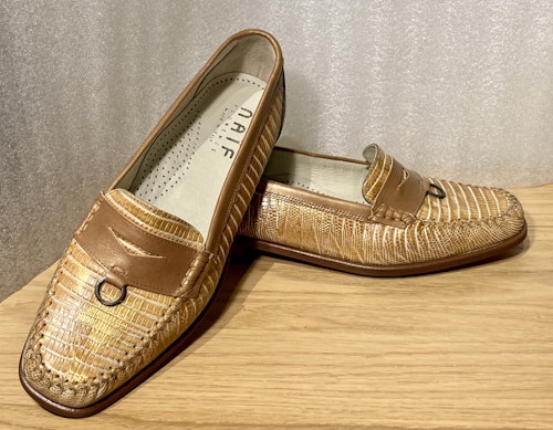 Brun reptilmönstrad loafer från italienska NAïF