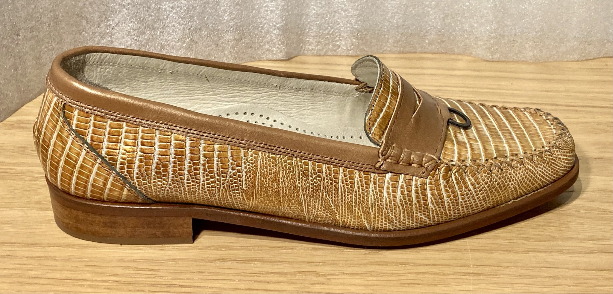 Brun reptilmönstrad loafer från italienska NAïF
