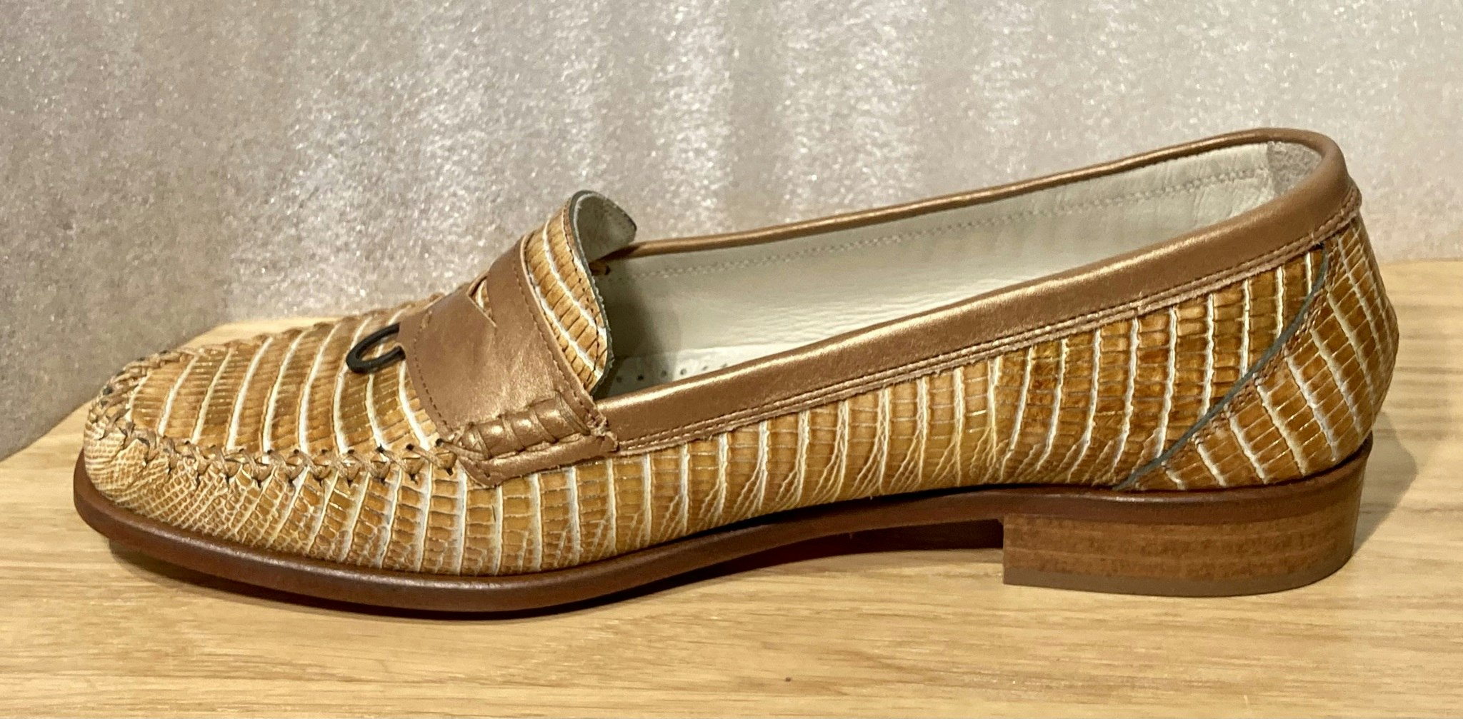 Brun reptilmönstrad loafer från italienska NAïF