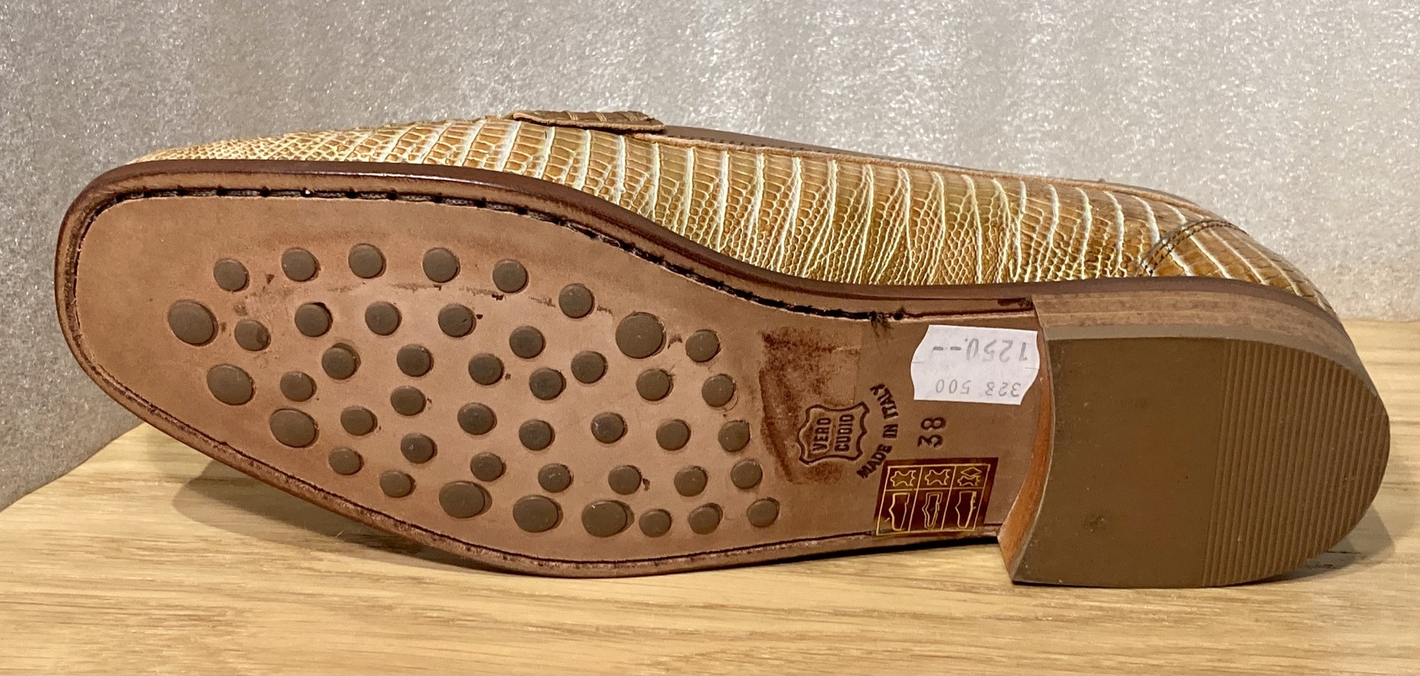 Brun reptilmönstrad loafer från italienska NAïF