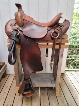 Distanssadel ?  15 " Fqhb 92 gr i vinkel, 59 cm lång
