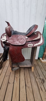 Westernsadel okänt märke 15"  Sqhb 86 gr i vinkel, 66 cm lång
