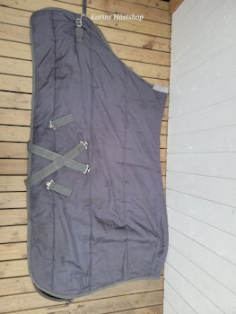 Stalltäcke 135 cm ca 200 gr