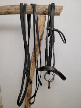Kandar med rundsydda detaljer komplett med tyglar och ett 2-delat bett.