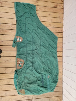 Stalltäcke med stängd front 125 cm ca 200 gr