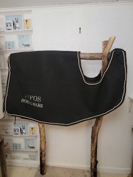 Skrittäcke i tjock fleece stl 135 cm från Aifos Horseware