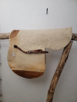 Tjock filtvojlock 50 cm lång med läderdetaljer