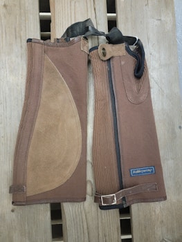 Chaps stl 10 år i grov textil men mocka från Jacson