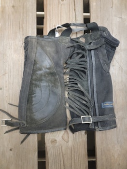 Chaps stl xs 6 år i grov textil med mocka från Jacson