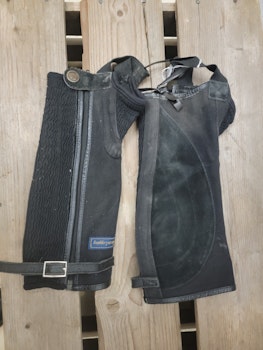 Chaps stl 8 år i grov textil med mocka från Jacson