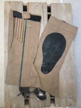 Chaps stl L från Mountain Horse i grov textil med skinn
