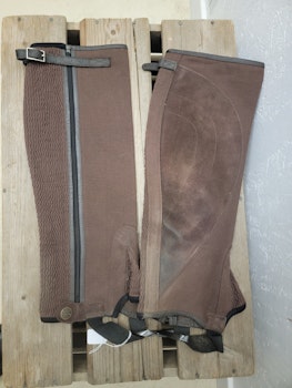 Chaps stl L från Jacson i grov textil med mocka