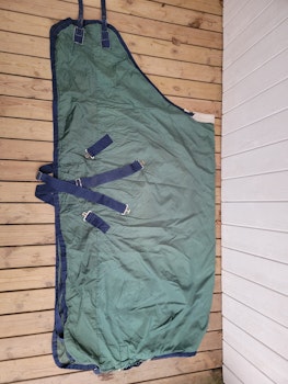 Stalltäcke 135 cm ca 200 gr