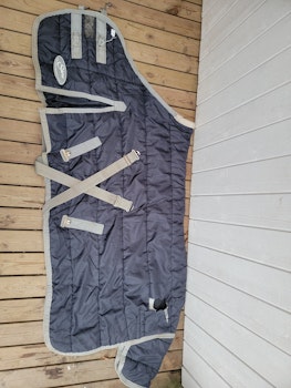 Stalltäcke 120 cm ca 200 gr från Shires