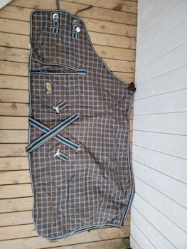 Stalltäcke 125 cm ca 200 gr från Biltema