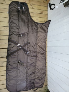 Stalltäcke med halvhals 145 cm ca 400 gr