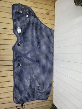 Stalltäcke 145 cm ca 200 gr från Nehorse