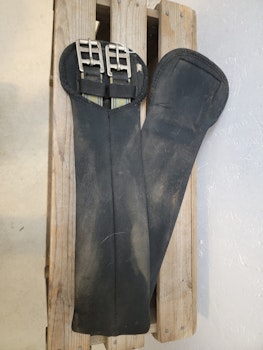 Gjord i neopren med resår på båda sidorna 90 cm