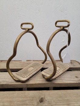 Islandsstigbyglar i mässing stl dam fotbredd 11,5 cm