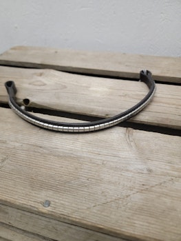 Pannband svart med silverklinkers stl full från Trinity