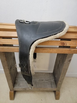 Lädergjord med platta och avtagbart minkfleece i svart 125 cm från Amare