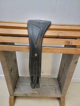 Lädergjord anatomiskt i svart 125 cm