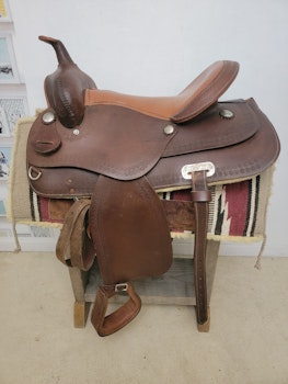 Westernsadel märkeslös  16" Sqhb 66 cm lång inklusive pad och gjord