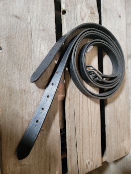 Stigläder svarta 145 cm