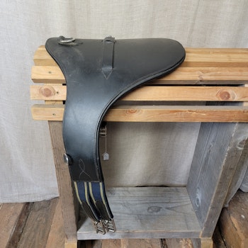 Lädergjord med platta i svart 110 cm