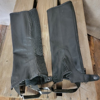 Chaps i svart konstskinn stl S