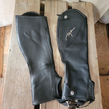 Chaps svarta stl 12 år long från Dyon