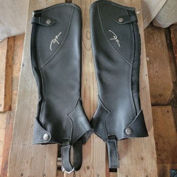 Chaps svarta stl M från Dyon