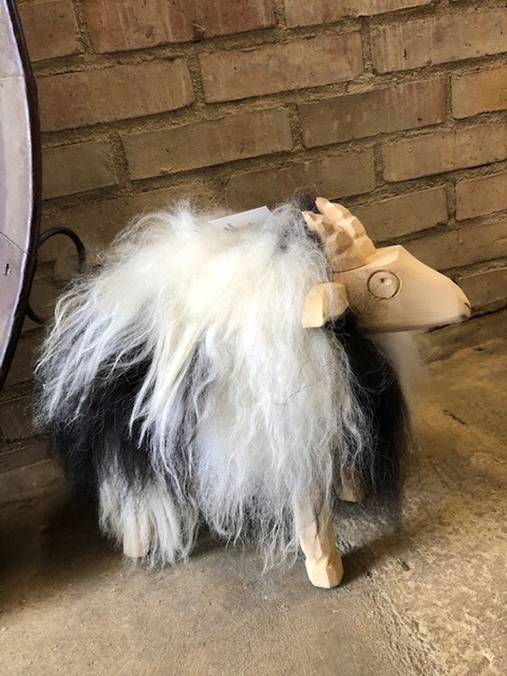 Lammstol klädd i äkta fårskinn